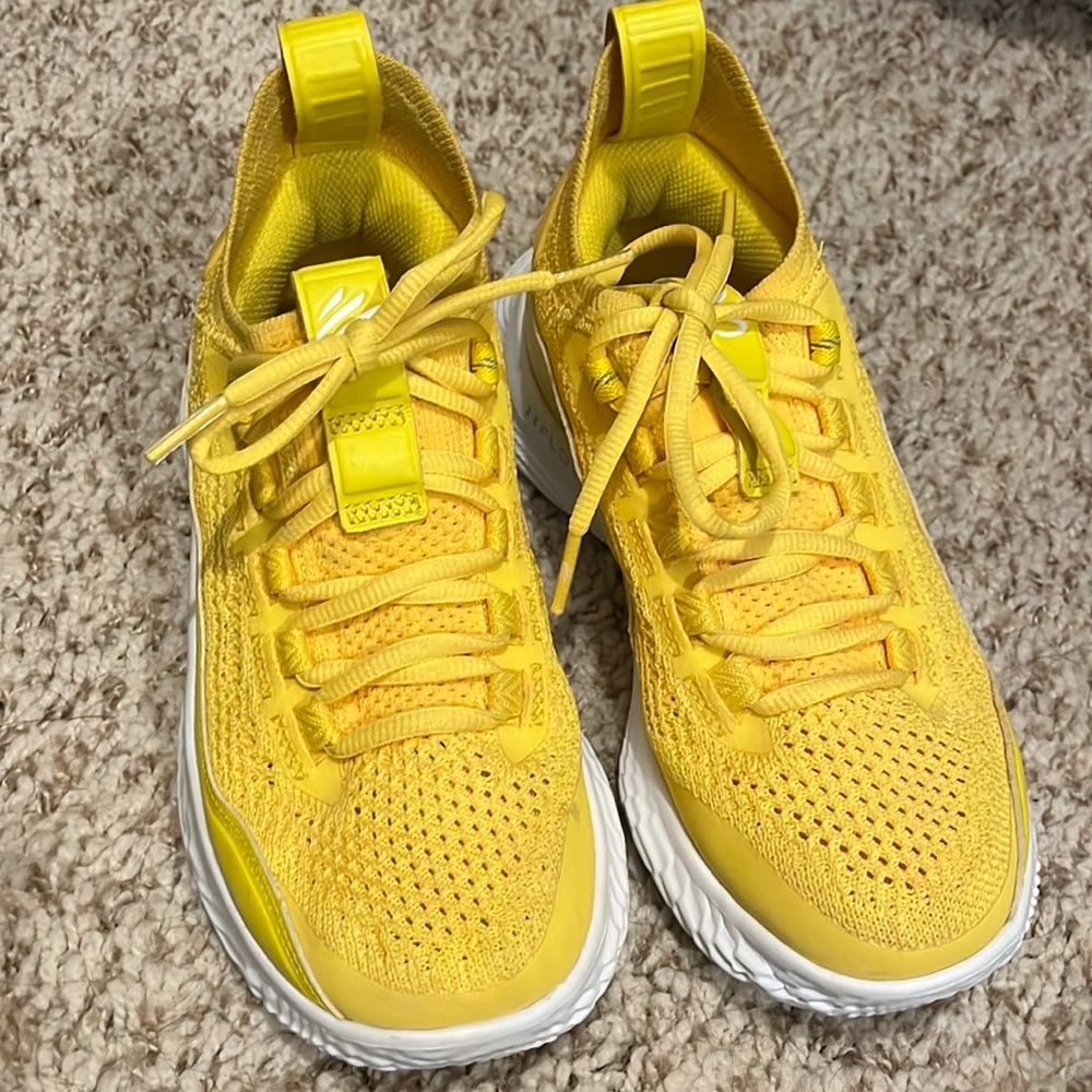 3.5Y yellow Under Armour Curry Flow Basketball Shoes